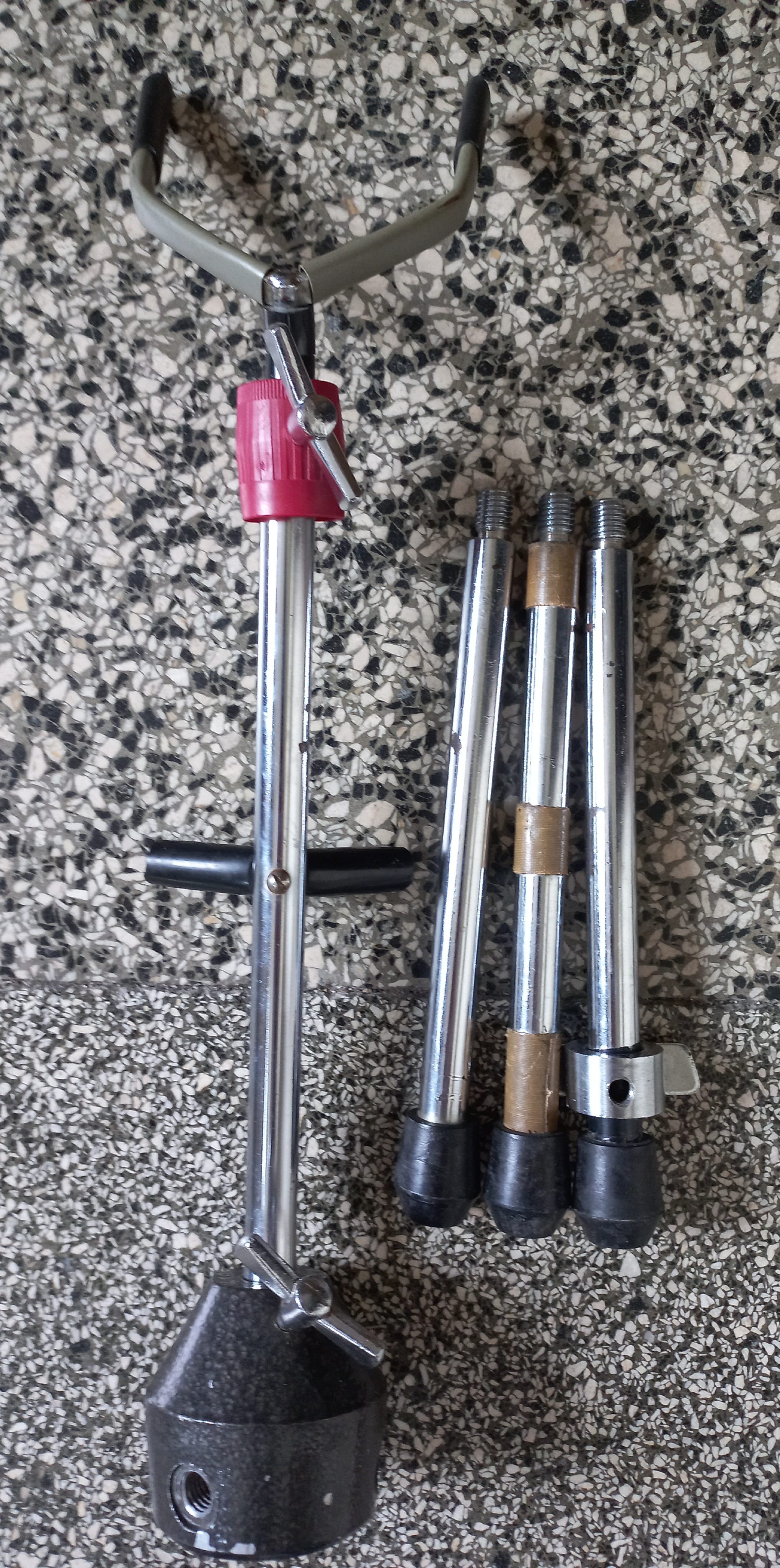 Stojan na alt saxofon - starší,funkční.