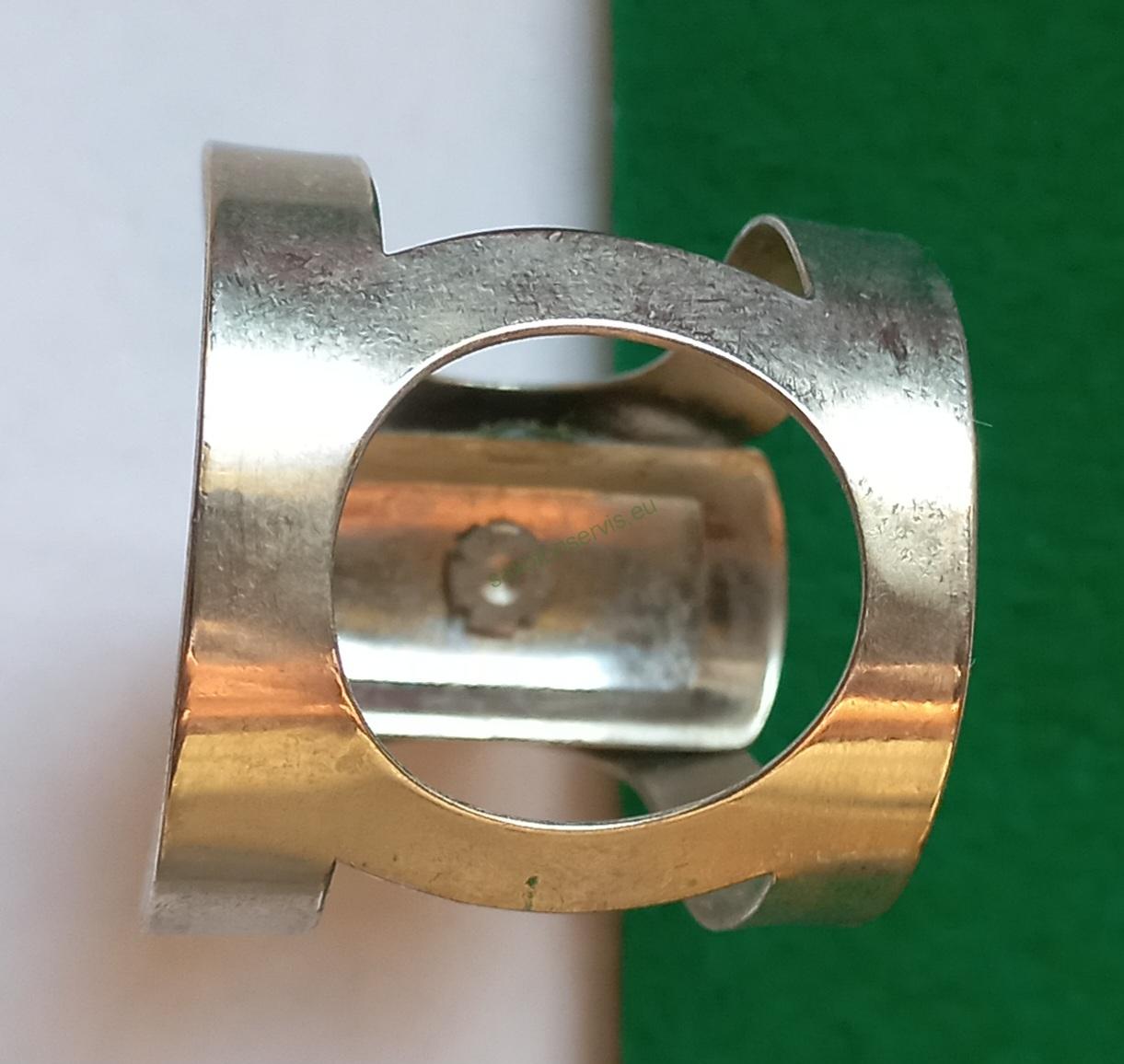 Vintage ligatura na tenor saxofon hubici.