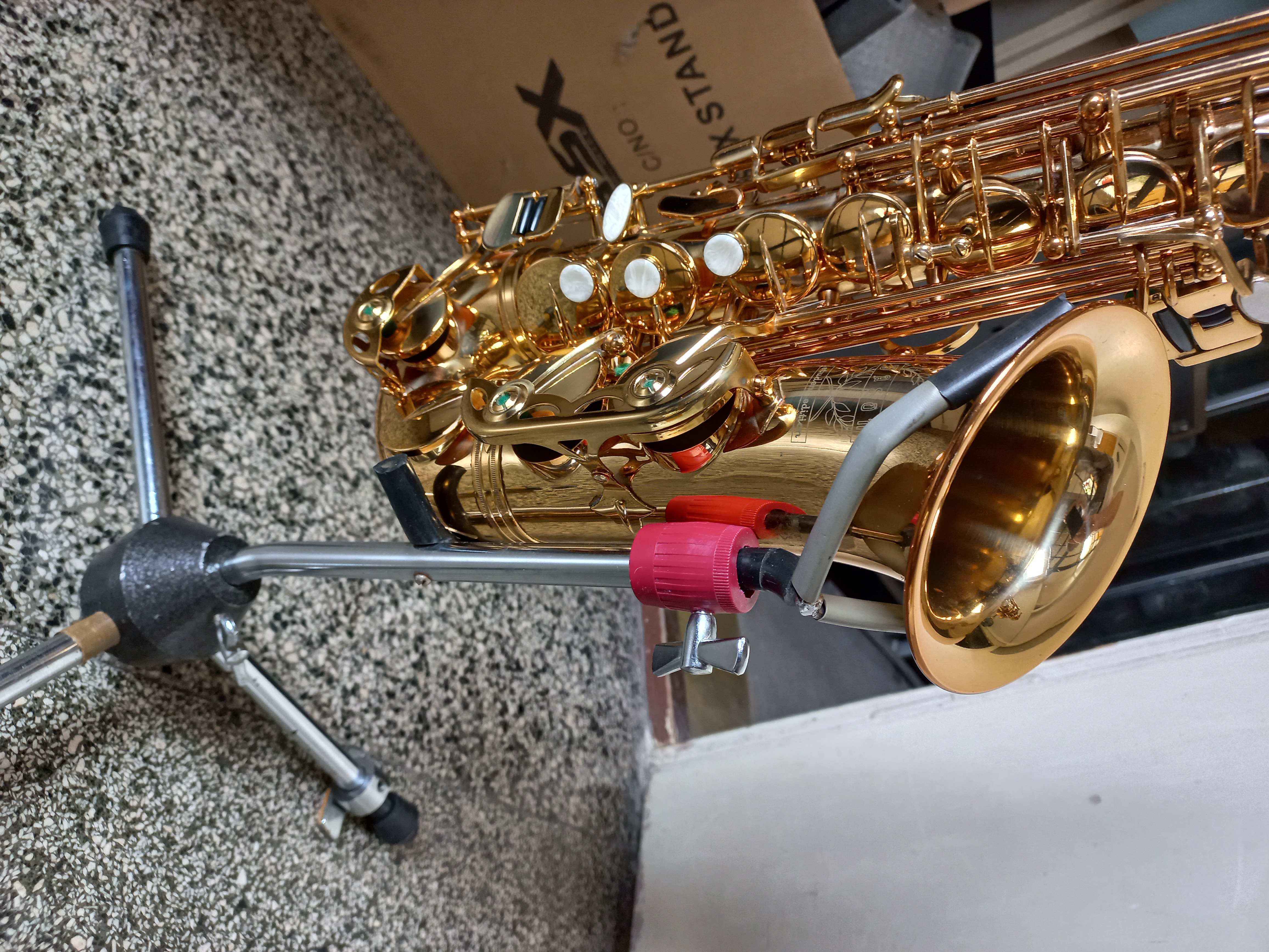 Stojan na alt saxofon - starší,funkční.