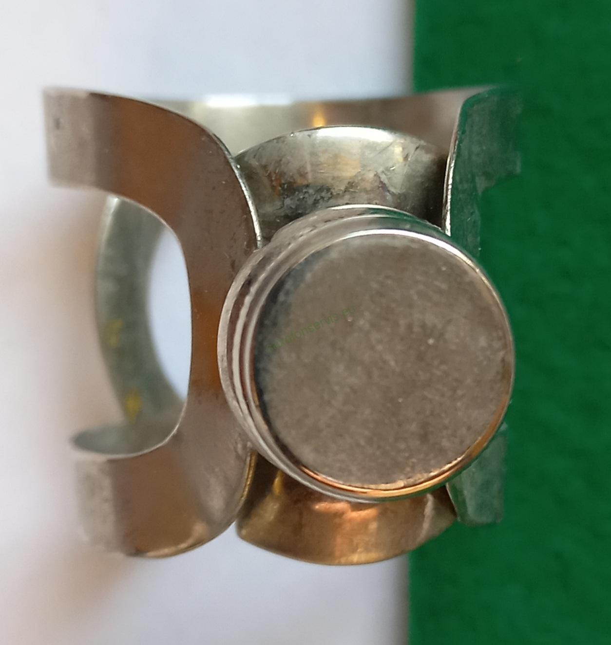 Vintage ligatura na tenor saxofon hubici.