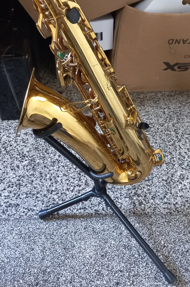 Stojan na tenor saxofon