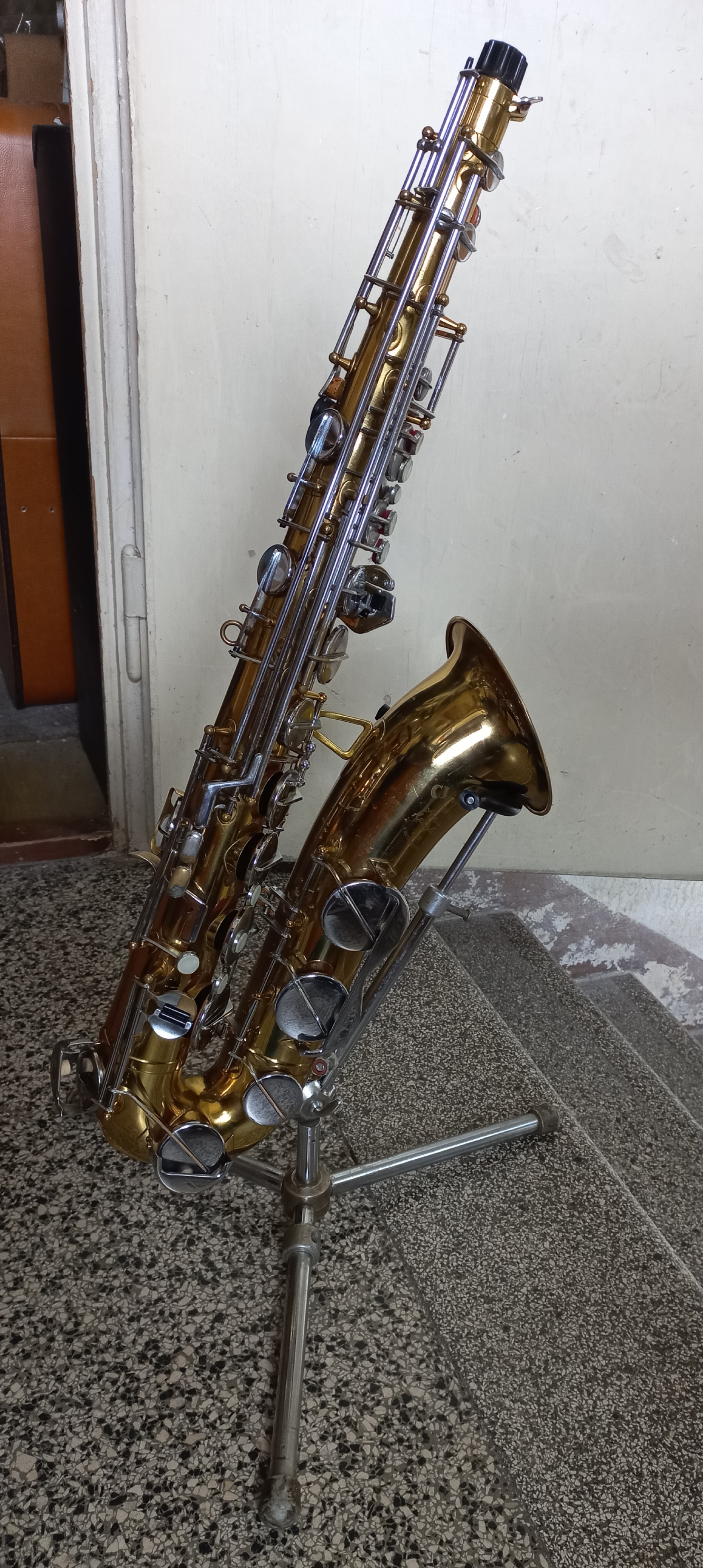 Stojan na tenor saxofon - starší,funkční.