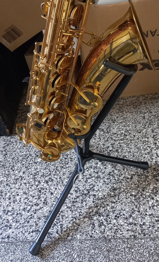 Stojan na tenor saxofon