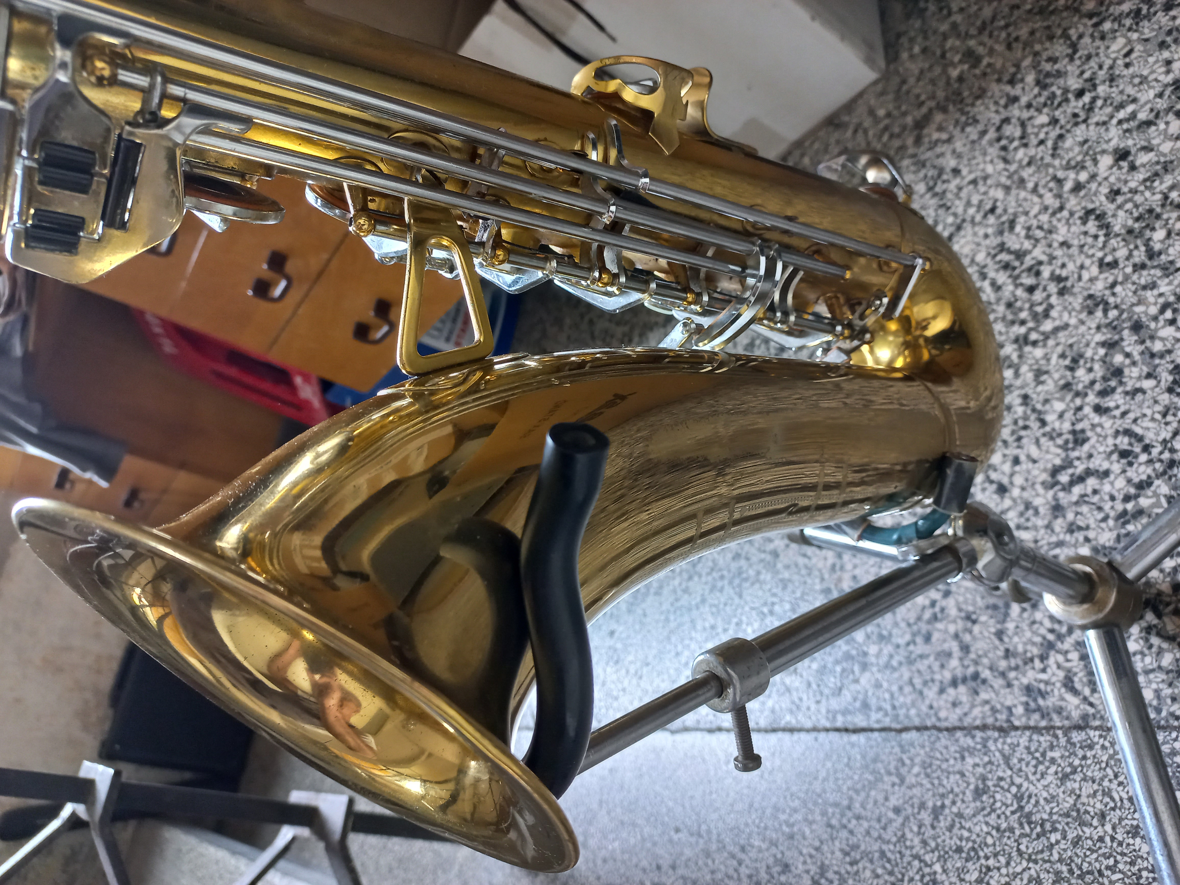 Stojan na tenor saxofon - starší,funkční.
